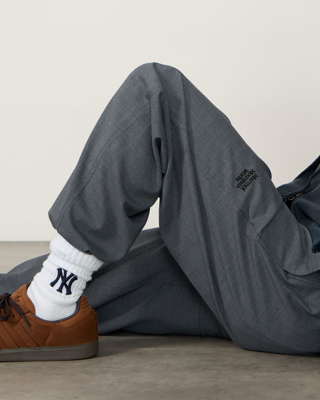 Marmot [マーモット] 別注 メリノウール コーチジャケット [MTSS26MJK330IN-JF]とMarmot [マーモット] 別注 メリノウール タックパンツ [MTSS26MPT331IN-JF]とMarmot [マーモット] 別注 ブランドロゴ ロングビルキャップ [MTSS26UHG342IN-JF]のスタイリング画像です。