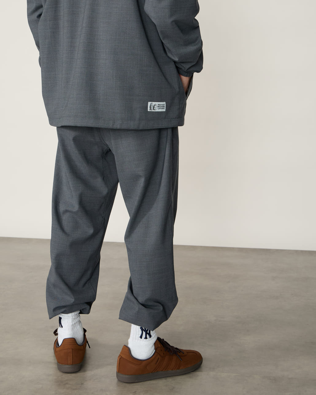 Marmot [マーモット] 別注 メリノウール コーチジャケット [MTSS26MJK330IN-JF]とMarmot [マーモット] 別注 メリノウール タックパンツ [MTSS26MPT331IN-JF]とMarmot [マーモット] 別注 ブランドロゴ ロングビルキャップ [MTSS26UHG342IN-JF]のスタイリング画像です。