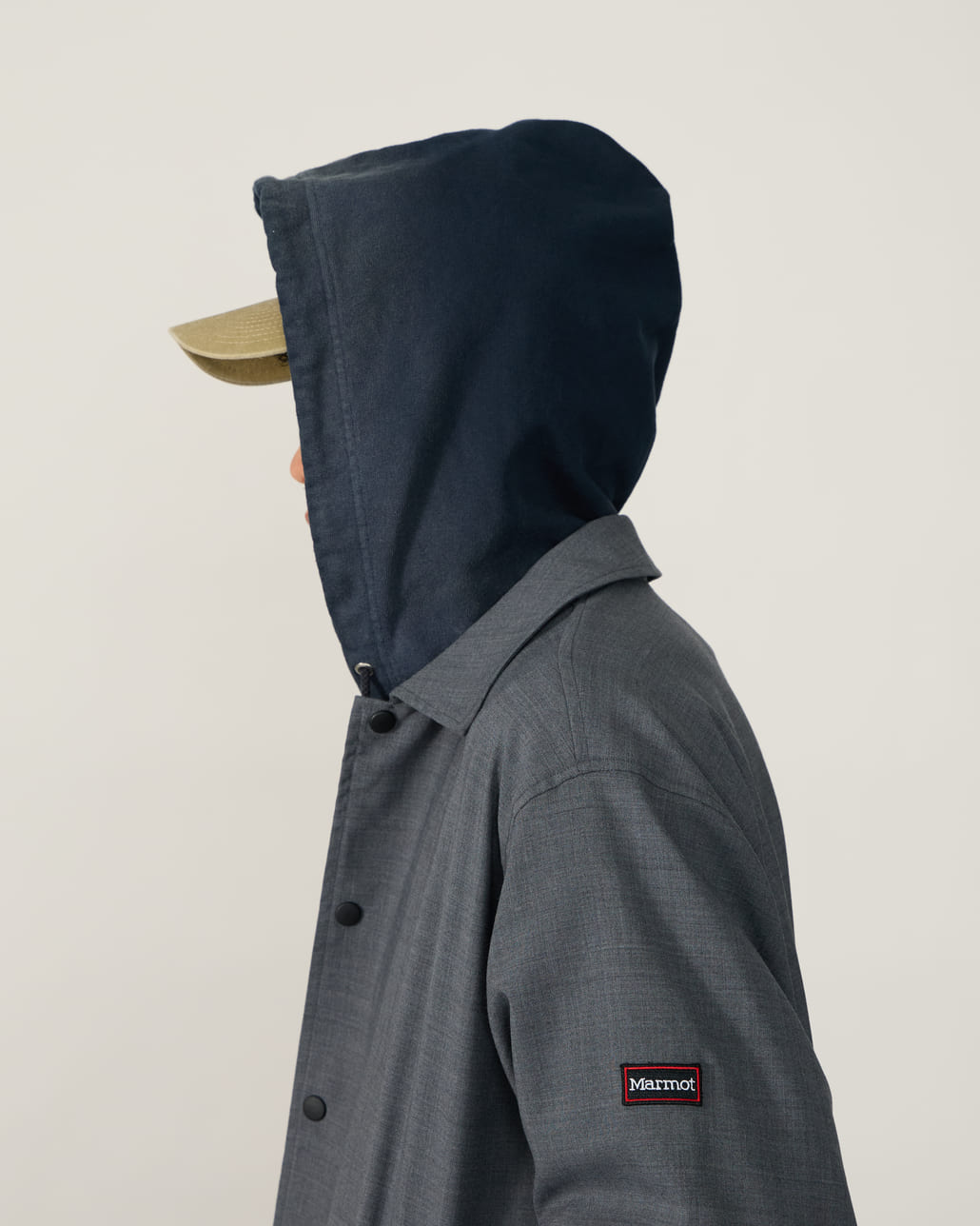 Marmot [マーモット] 別注 メリノウール コーチジャケット [MTSS26MJK330IN-JF]とMarmot [マーモット] 別注 メリノウール タックパンツ [MTSS26MPT331IN-JF]とMarmot [マーモット] 別注 ブランドロゴ ロングビルキャップ [MTSS26UHG342IN-JF]のスタイリング画像です。