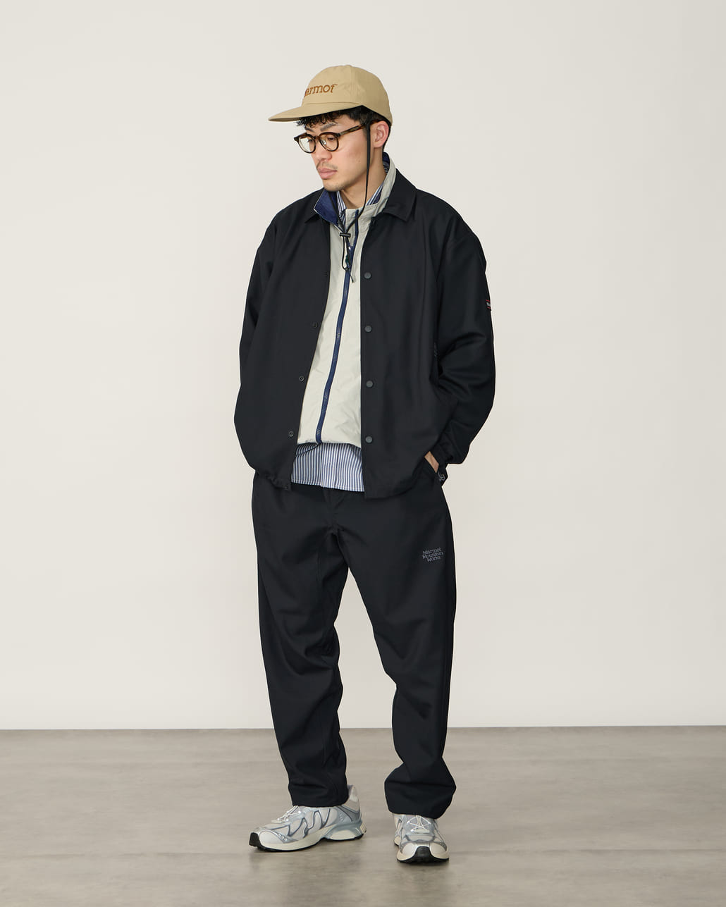 Marmot [マーモット] 別注 メリノウール コーチジャケット [MTSS26MJK330IN-JF]とMarmot [マーモット] 別注 メリノウール タックパンツ [MTSS26MPT331IN-JF]とMarmot [マーモット] 別注 ブランドロゴ ロングビルキャップ [MTSS26UHG342IN-JF]のスタイリング画像です。