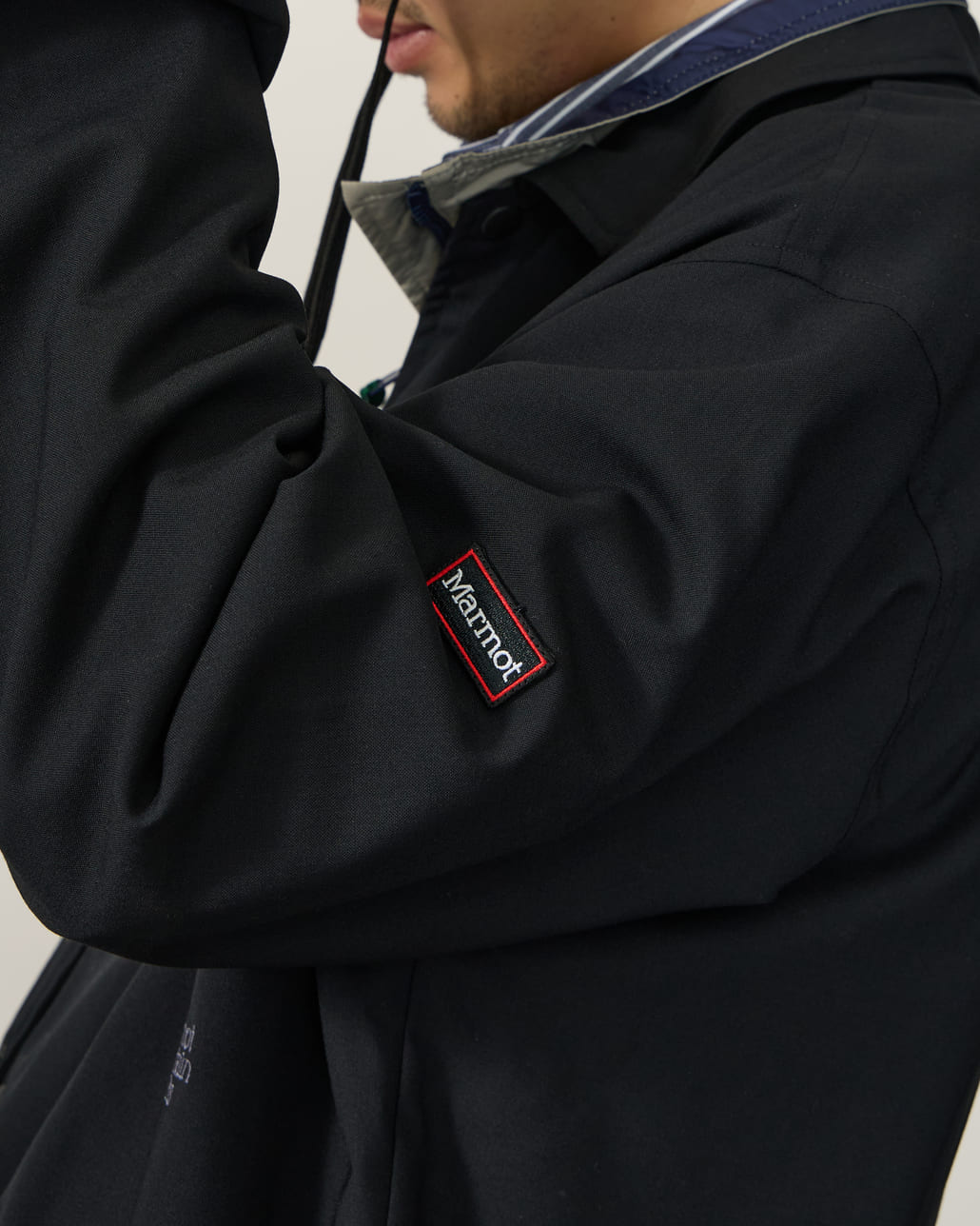 Marmot [マーモット] 別注 メリノウール コーチジャケット [MTSS26MJK330IN-JF]とMarmot [マーモット] 別注 メリノウール タックパンツ [MTSS26MPT331IN-JF]とMarmot [マーモット] 別注 ブランドロゴ ロングビルキャップ [MTSS26UHG342IN-JF]のスタイリング画像です。