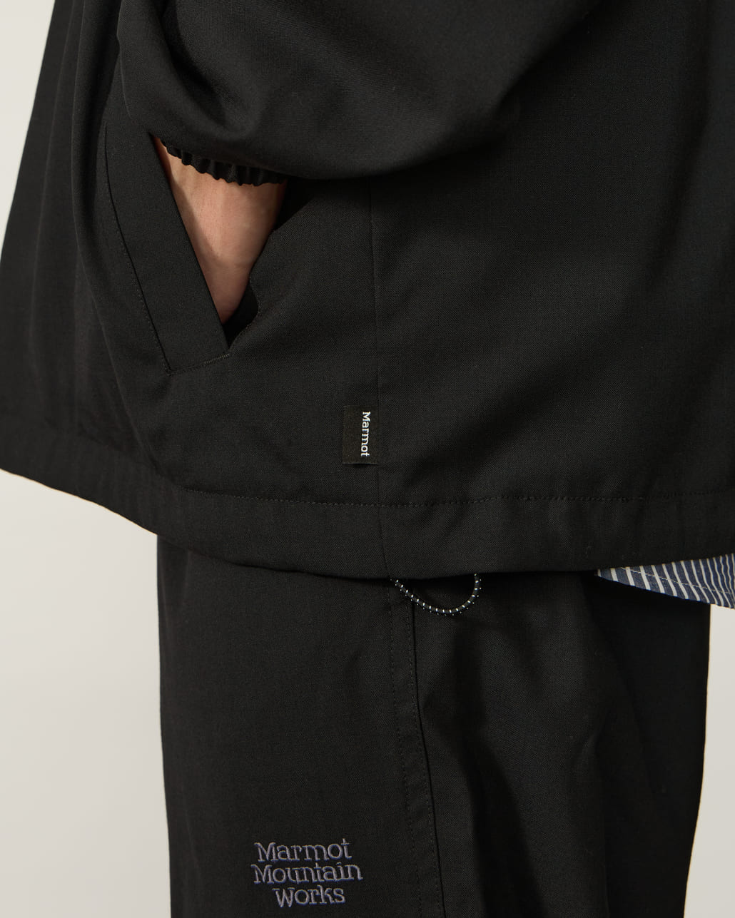 Marmot [マーモット] 別注 メリノウール コーチジャケット [MTSS26MJK330IN-JF]とMarmot [マーモット] 別注 メリノウール タックパンツ [MTSS26MPT331IN-JF]とMarmot [マーモット] 別注 ブランドロゴ ロングビルキャップ [MTSS26UHG342IN-JF]のスタイリング画像です。