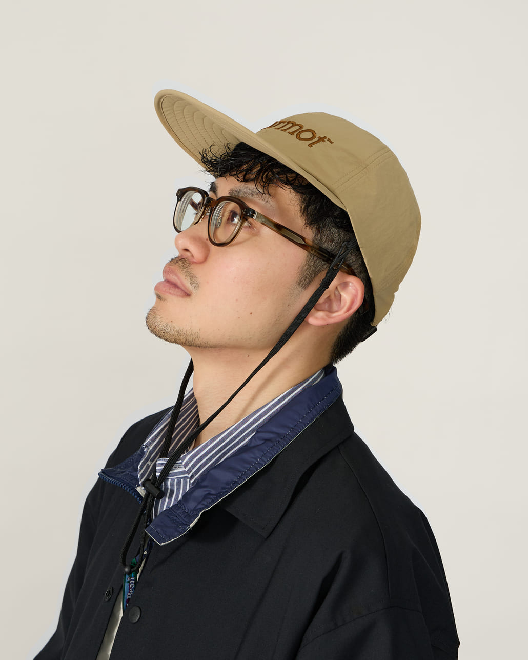 Marmot [マーモット] 別注 メリノウール コーチジャケット [MTSS26MJK330IN-JF]とMarmot [マーモット] 別注 メリノウール タックパンツ [MTSS26MPT331IN-JF]とMarmot [マーモット] 別注 ブランドロゴ ロングビルキャップ [MTSS26UHG342IN-JF]のスタイリング画像です。