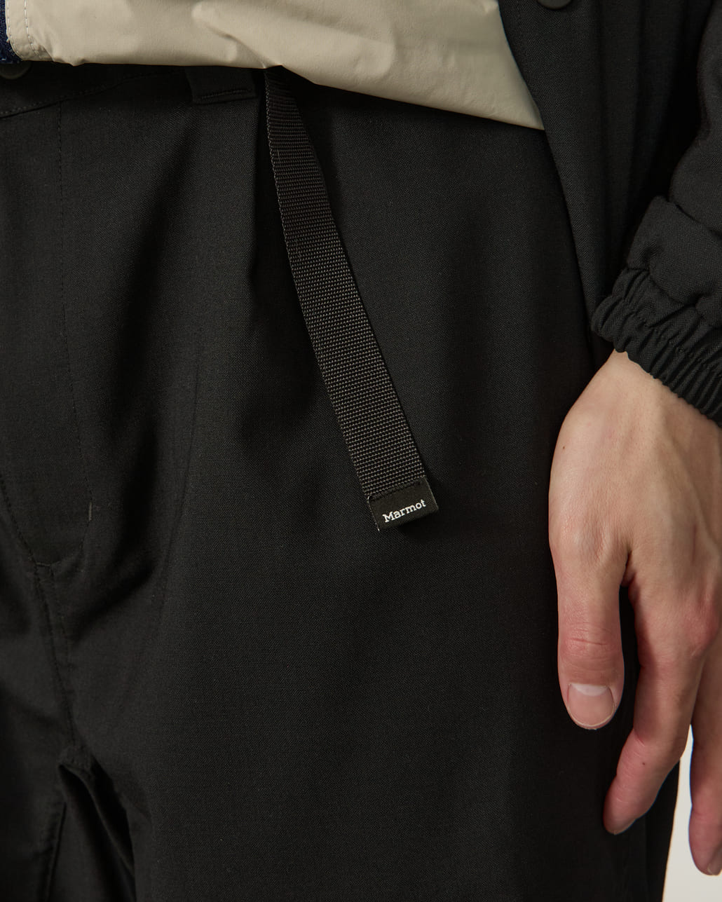 Marmot [マーモット] 別注 メリノウール コーチジャケット [MTSS26MJK330IN-JF]とMarmot [マーモット] 別注 メリノウール タックパンツ [MTSS26MPT331IN-JF]とMarmot [マーモット] 別注 ブランドロゴ ロングビルキャップ [MTSS26UHG342IN-JF]のスタイリング画像です。