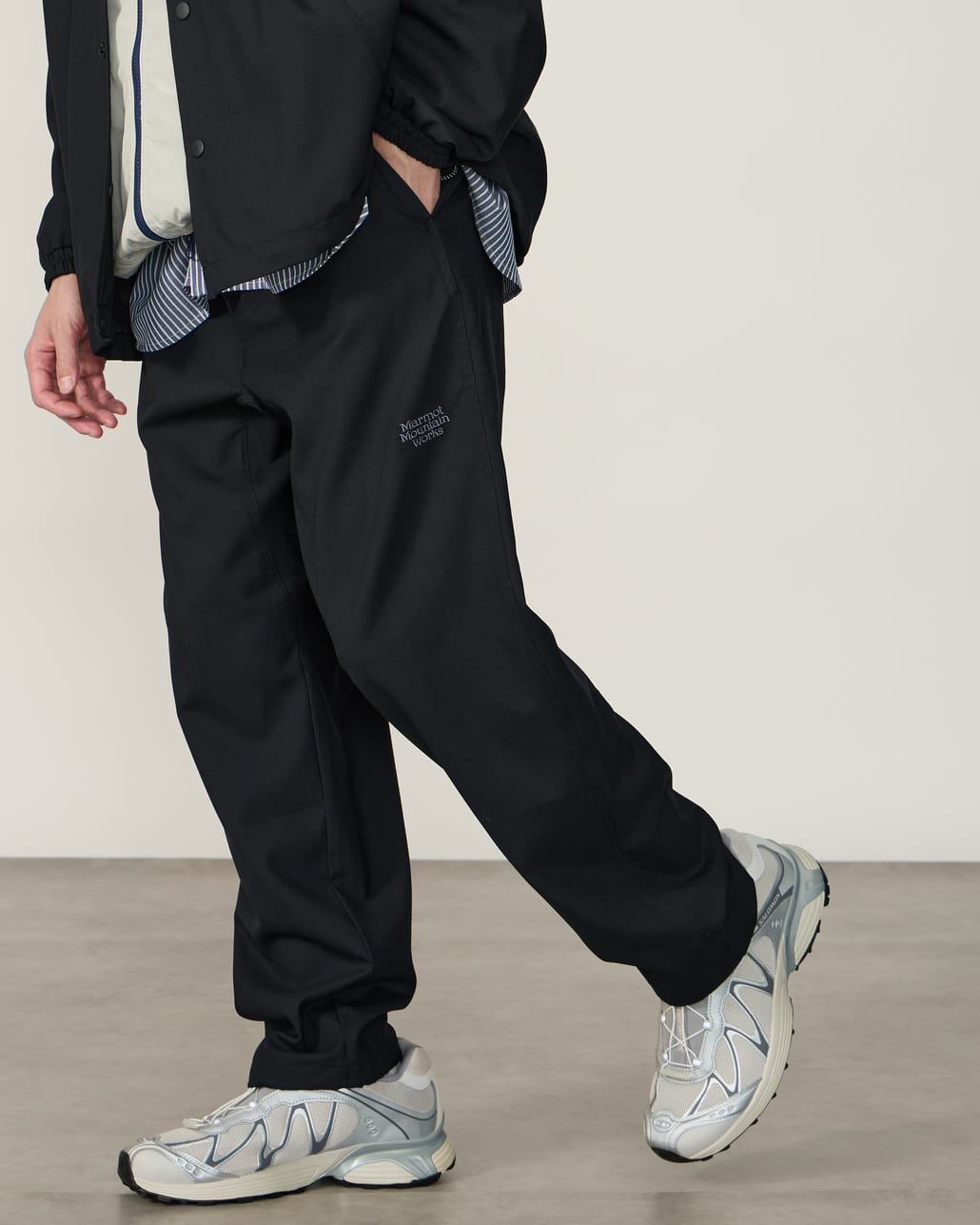 Marmot [マーモット] 別注 メリノウール コーチジャケット [MTSS26MJK330IN-JF]とMarmot [マーモット] 別注 メリノウール タックパンツ [MTSS26MPT331IN-JF]とMarmot [マーモット] 別注 ブランドロゴ ロングビルキャップ [MTSS26UHG342IN-JF]のスタイリング画像です。