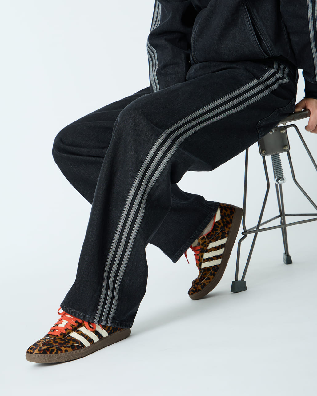 adidas Originals [アディダス オリジナルス] ファイヤーバード デニムトラックトップとトラックパンツです。