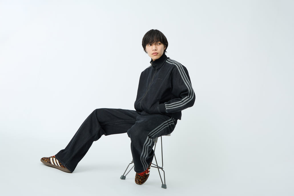 adidas Originals [アディダス オリジナルス] ファイヤーバード デニムトラックトップとトラックパンツです。