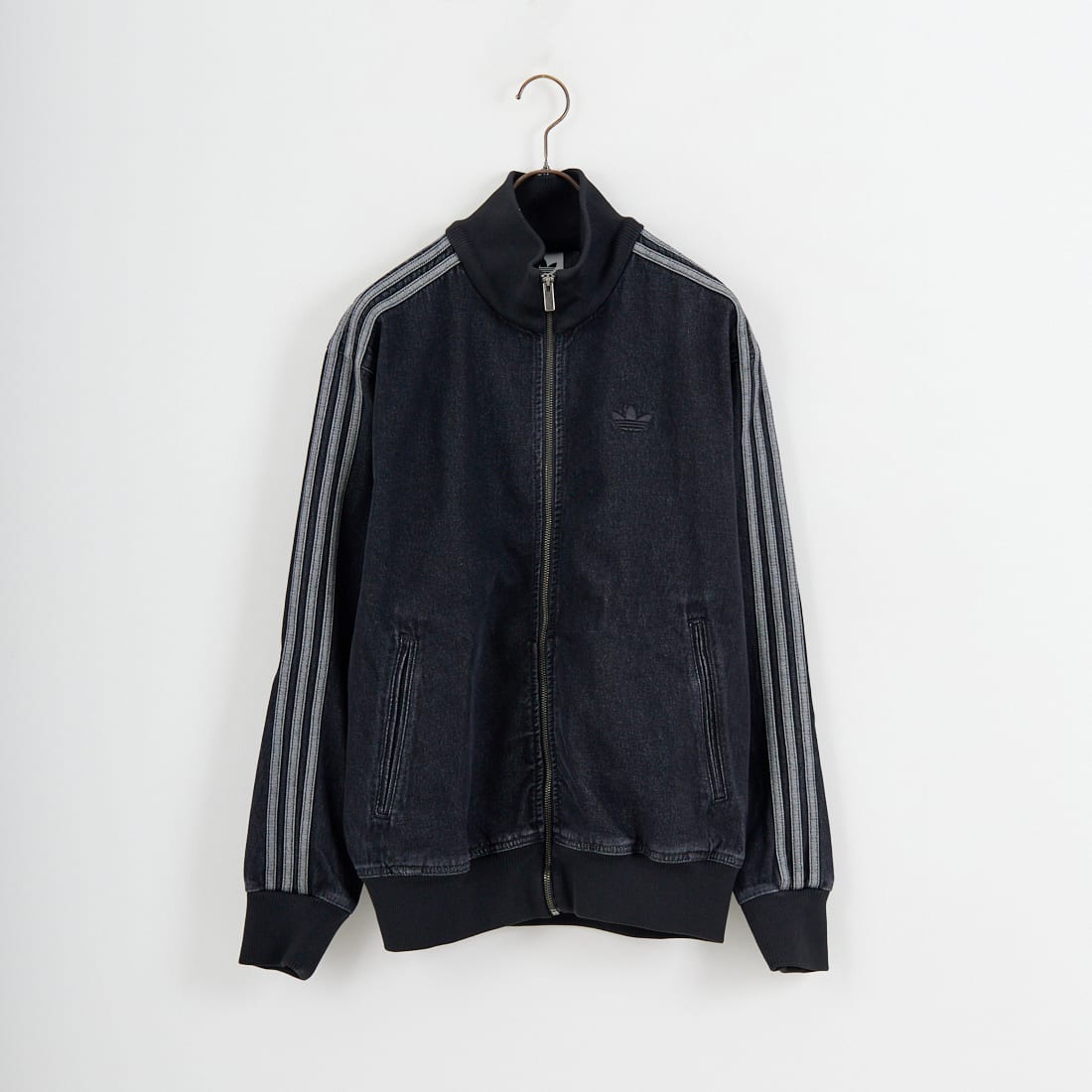 adidas Originals [アディダス オリジナルス] ファイヤーバード デニムトラックトップ [DE291]です。