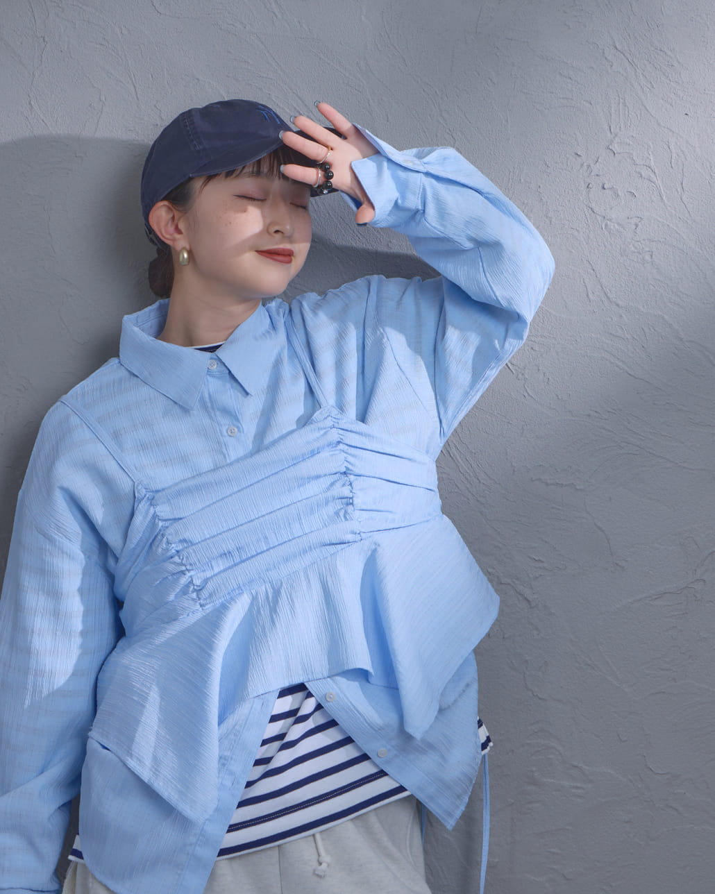 nenom [ネノム] マルチWAY ビスチェセットシャツ [NE26312005]の着用画像です。