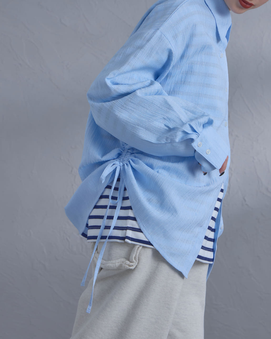 nenom [ネノム] マルチWAY ビスチェセットシャツ [NE26312005]の着用画像です。