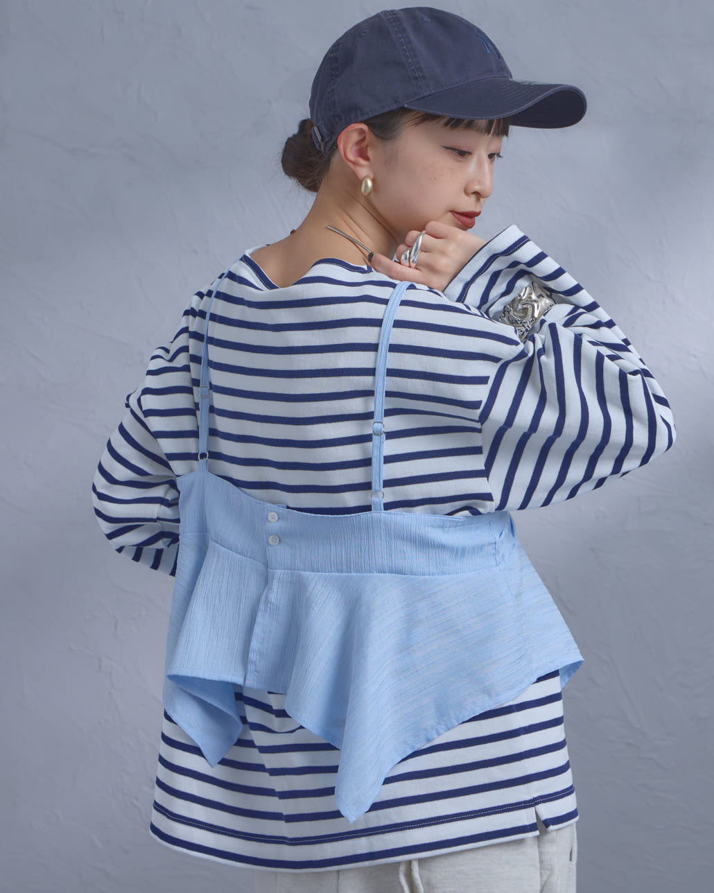 nenom [ネノム] マルチWAY ビスチェセットシャツ [NE26312005]の着用画像です。