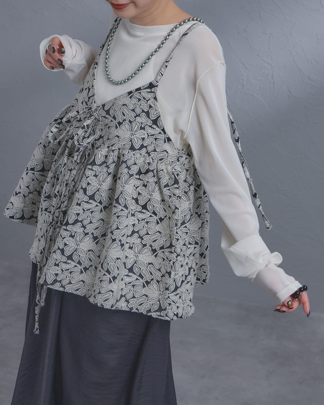 nenom [ネノム] マルチWAY ジャガード ペプラムキャミブラウス [NE26312007]の着用画像です。