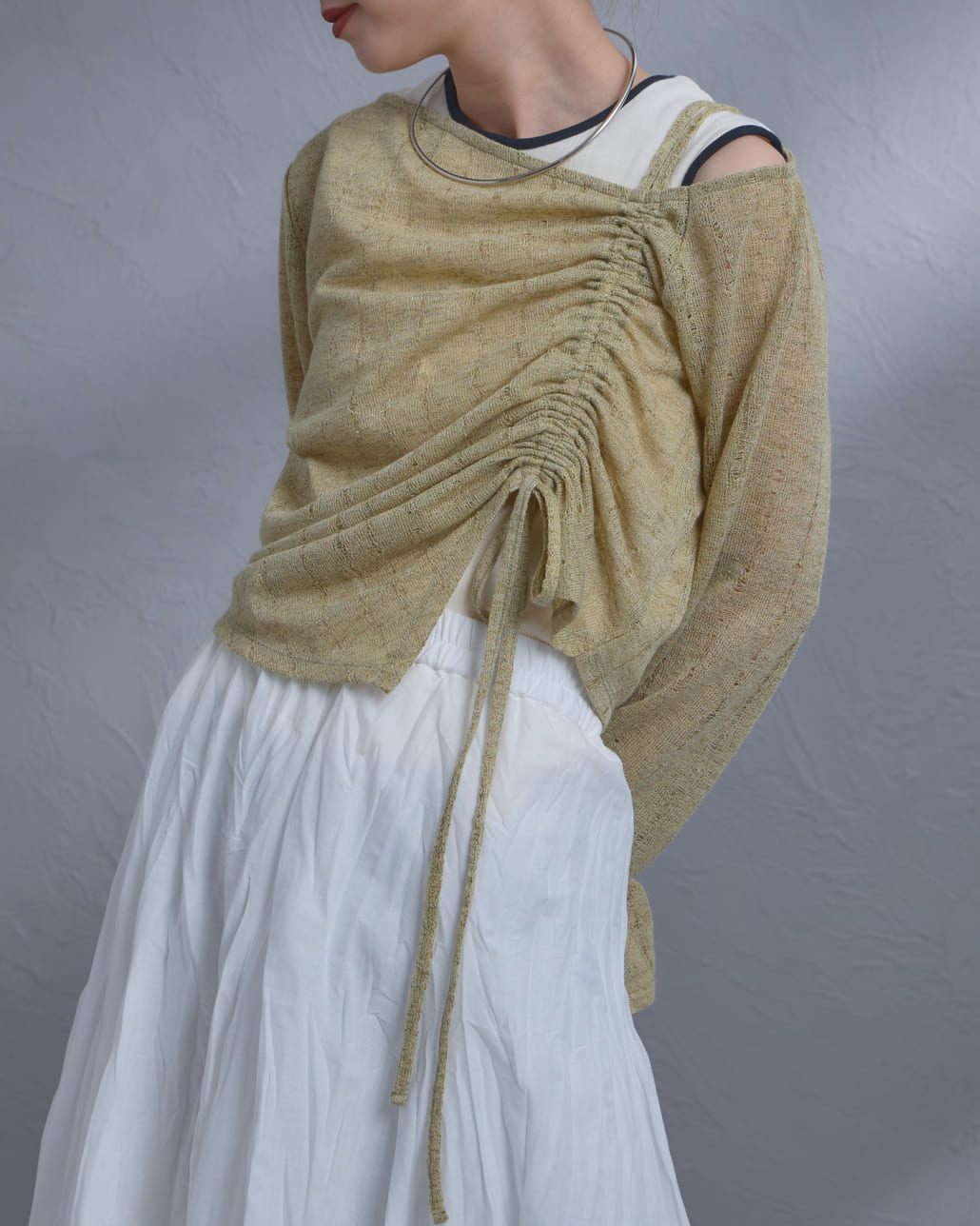 nenom [ネノム] ワンオフショルダー ギャザーリボンTシャツ [NE26312004]の着用画像です。