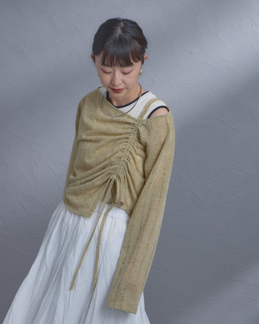 nenom [ネノム] ワンオフショルダー ギャザーリボンTシャツ [NE26312004]の着用画像です。