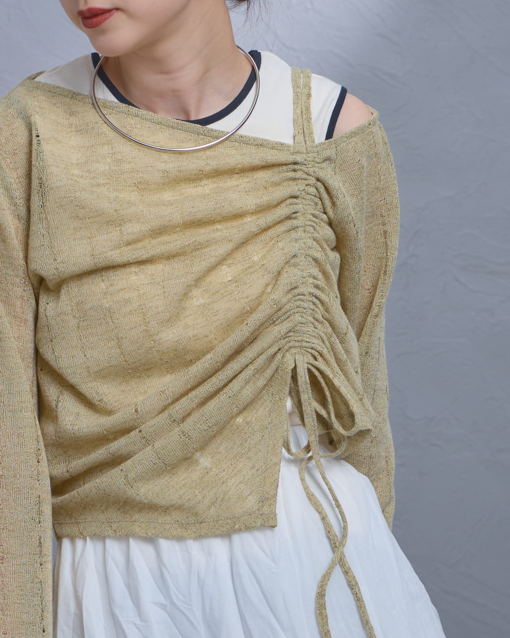 nenom [ネノム] ワンオフショルダー ギャザーリボンTシャツ [NE26312004]の着用画像です。