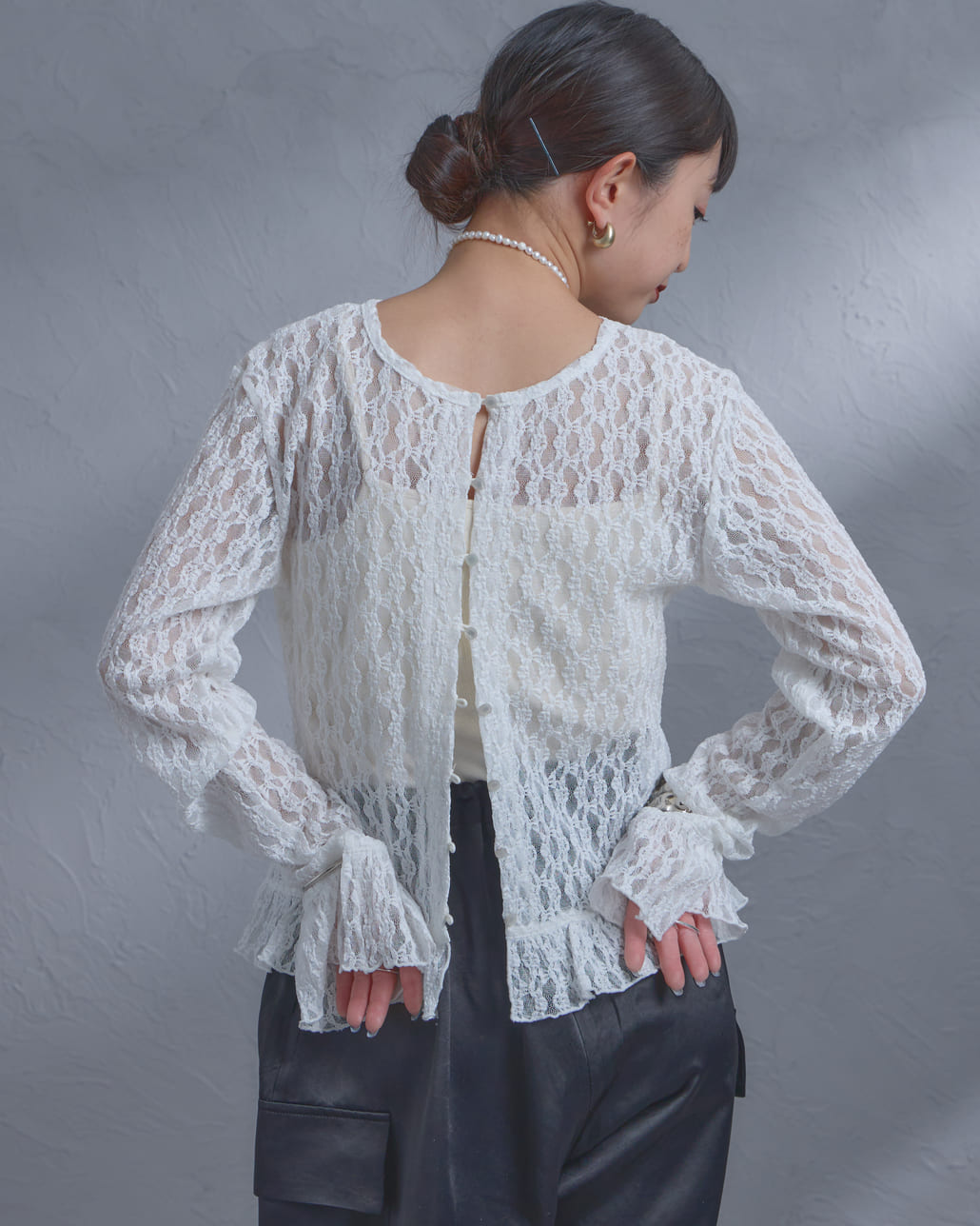 nenom [ネノム] マルチWAY レースペプラムカーディガン [NE26312001]の着用画像です。