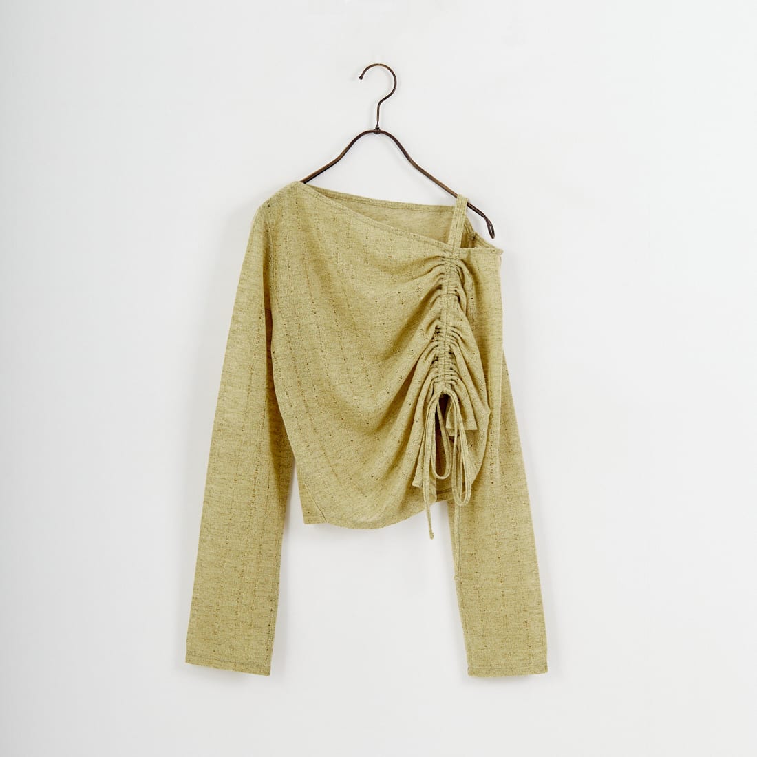 nenom [ネノム] ワンオフショルダー ギャザーリボンTシャツ [NE26312004]です。