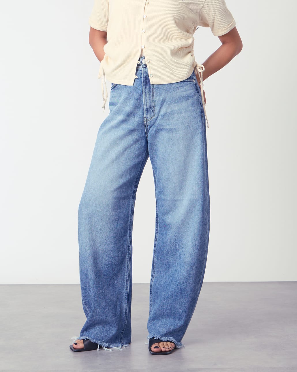 YANUK [ヤヌーク] カーブテーパード LAURA/ローラ [57141314]のスタイリングです。