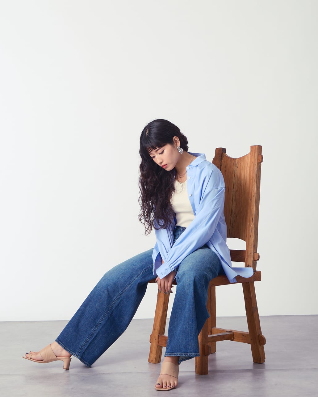 YANUK [ヤヌーク] バギーストレートデニム MARY/メアリー [57161021]のスタイリングです。