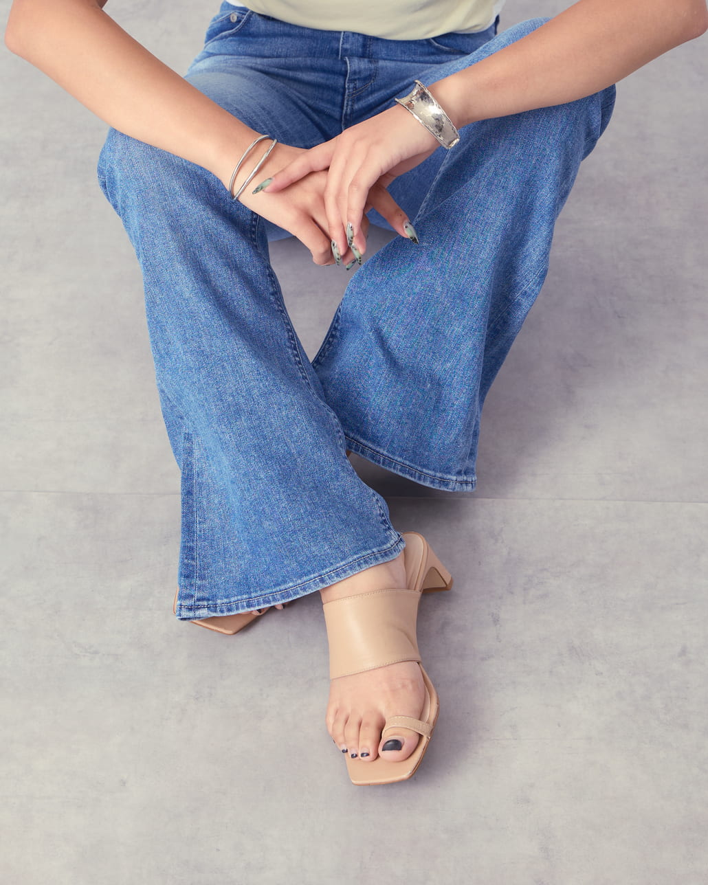 YANUK [ヤヌーク] ブーツカットデニム [57153341]のスタイリングです。