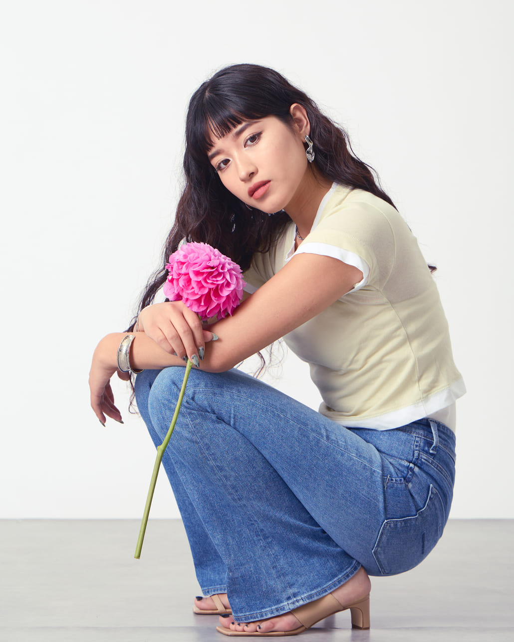 YANUK [ヤヌーク] ブーツカットデニム [57153341]のスタイリングです。