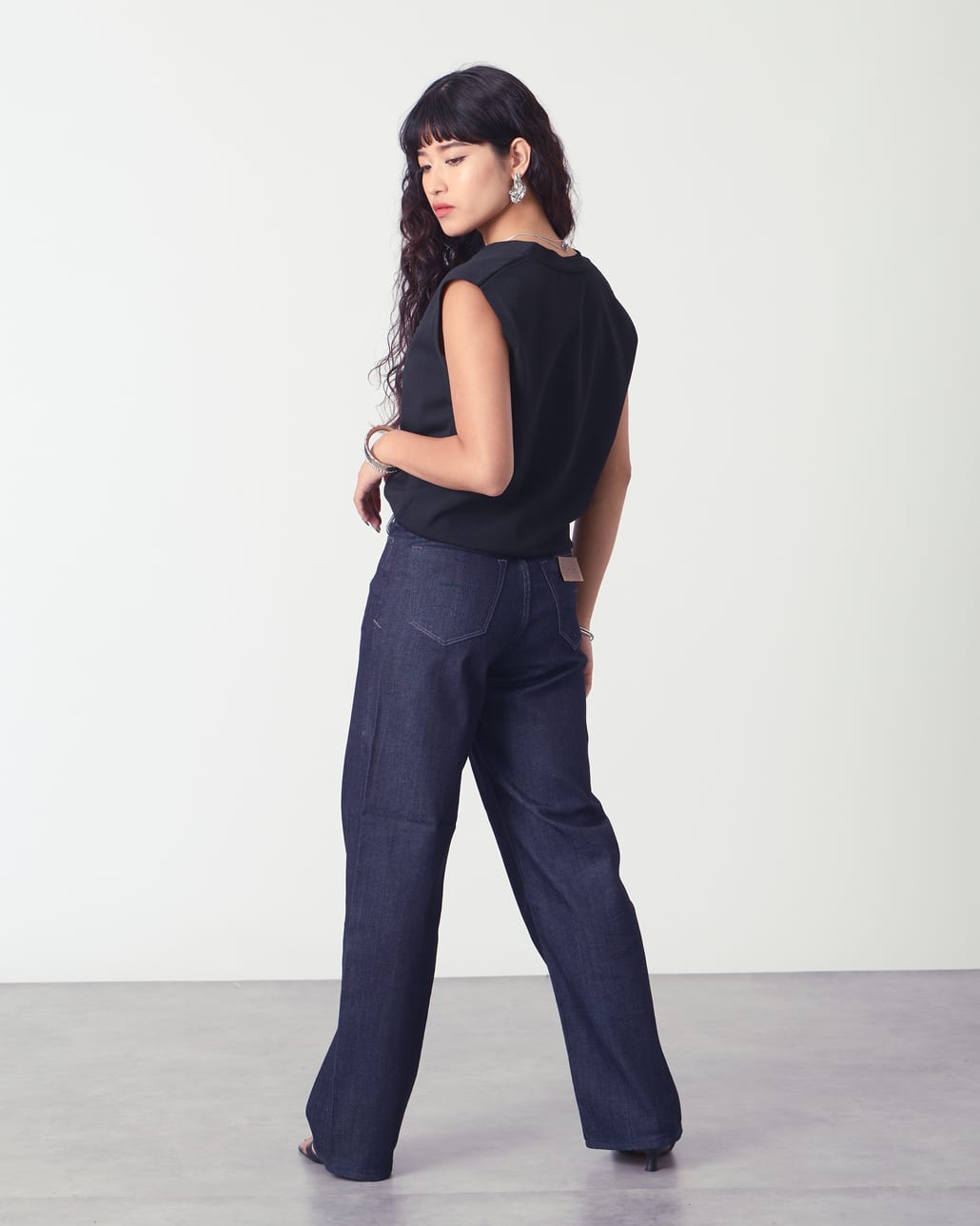 YANUK [ヤヌーク] ワイドストレートデニム LILITH/リリス [57153077]のスタイリングです。