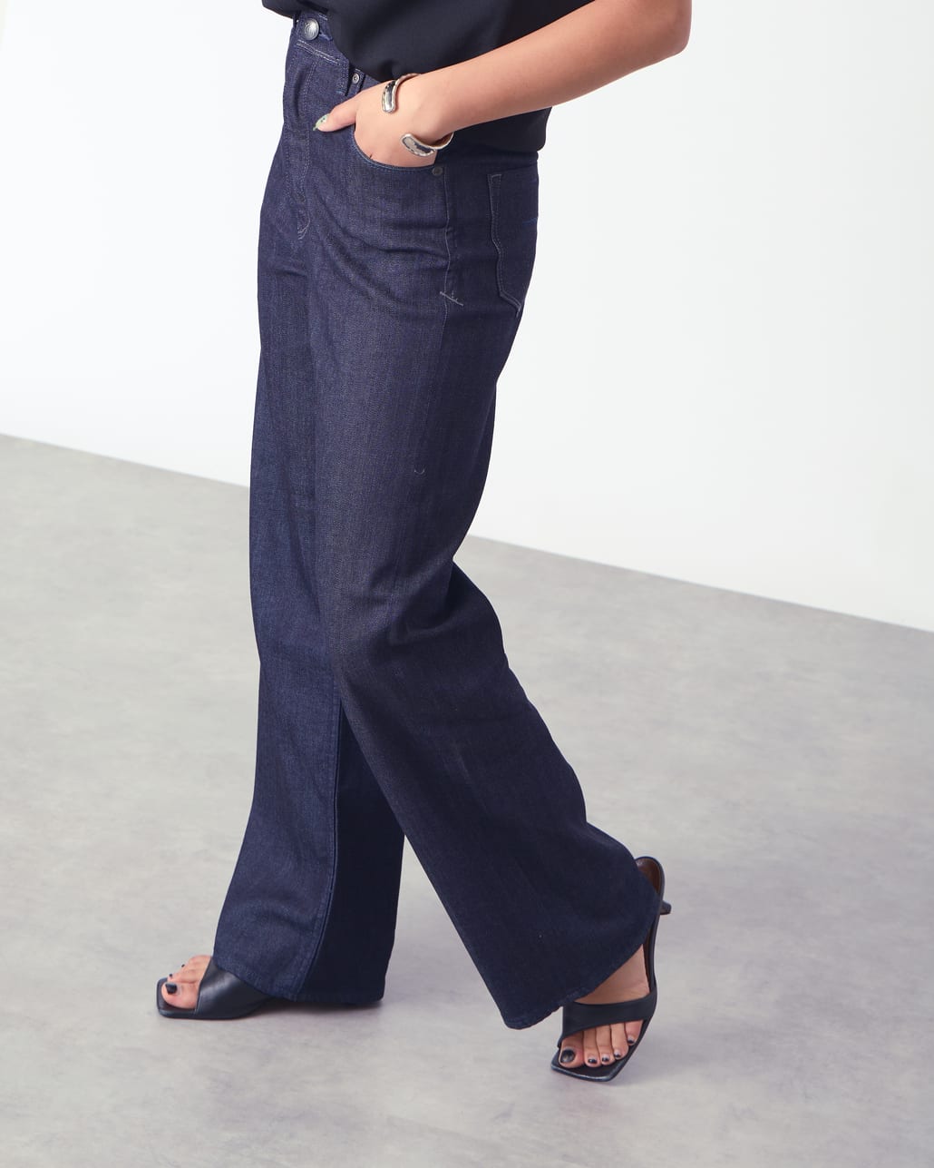 YANUK [ヤヌーク] ワイドストレートデニム LILITH/リリス [57153077]のスタイリングです。