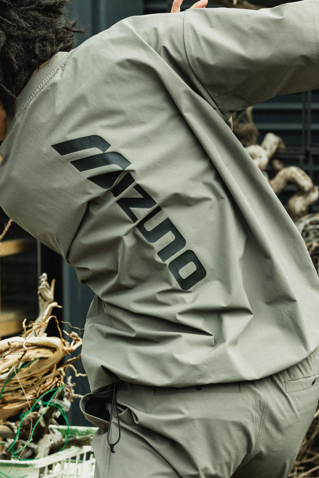 MIZUNO [ミズノ] 別注 4WAYストレッチ バックプリントTシャツ [D2JADW04-JF]と別注 4WAYストレッチ イージーパンツ [D2JFDW01-JF]のスタイリングです。