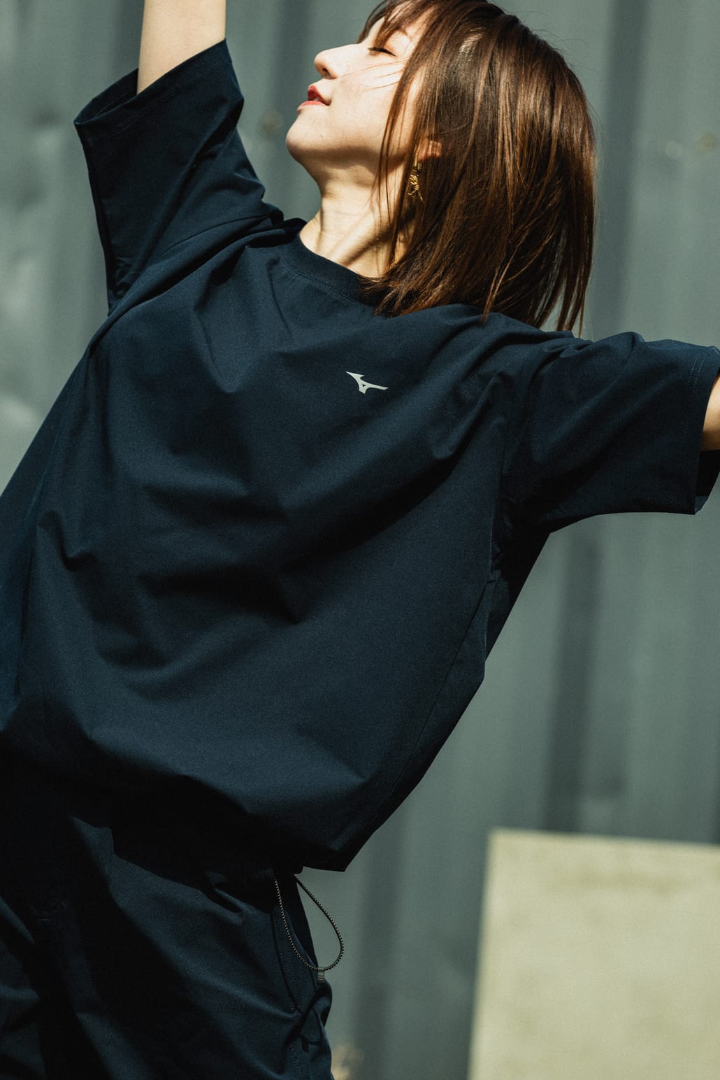 MIZUNO [ミズノ] 別注 4WAYストレッチ バックプリントTシャツ [D2JADW04-JF]と別注 4WAYストレッチ イージーパンツ [D2JFDW01-JF]のスタイリングです。