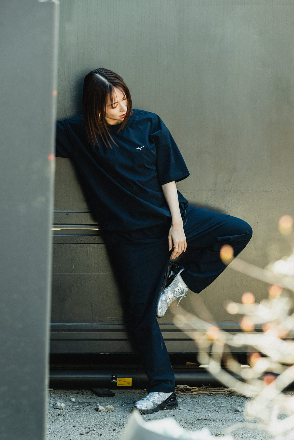 MIZUNO [ミズノ] 別注 4WAYストレッチ バックプリントTシャツ [D2JADW04-JF]と別注 4WAYストレッチ イージーパンツ [D2JFDW01-JF]のスタイリングです。