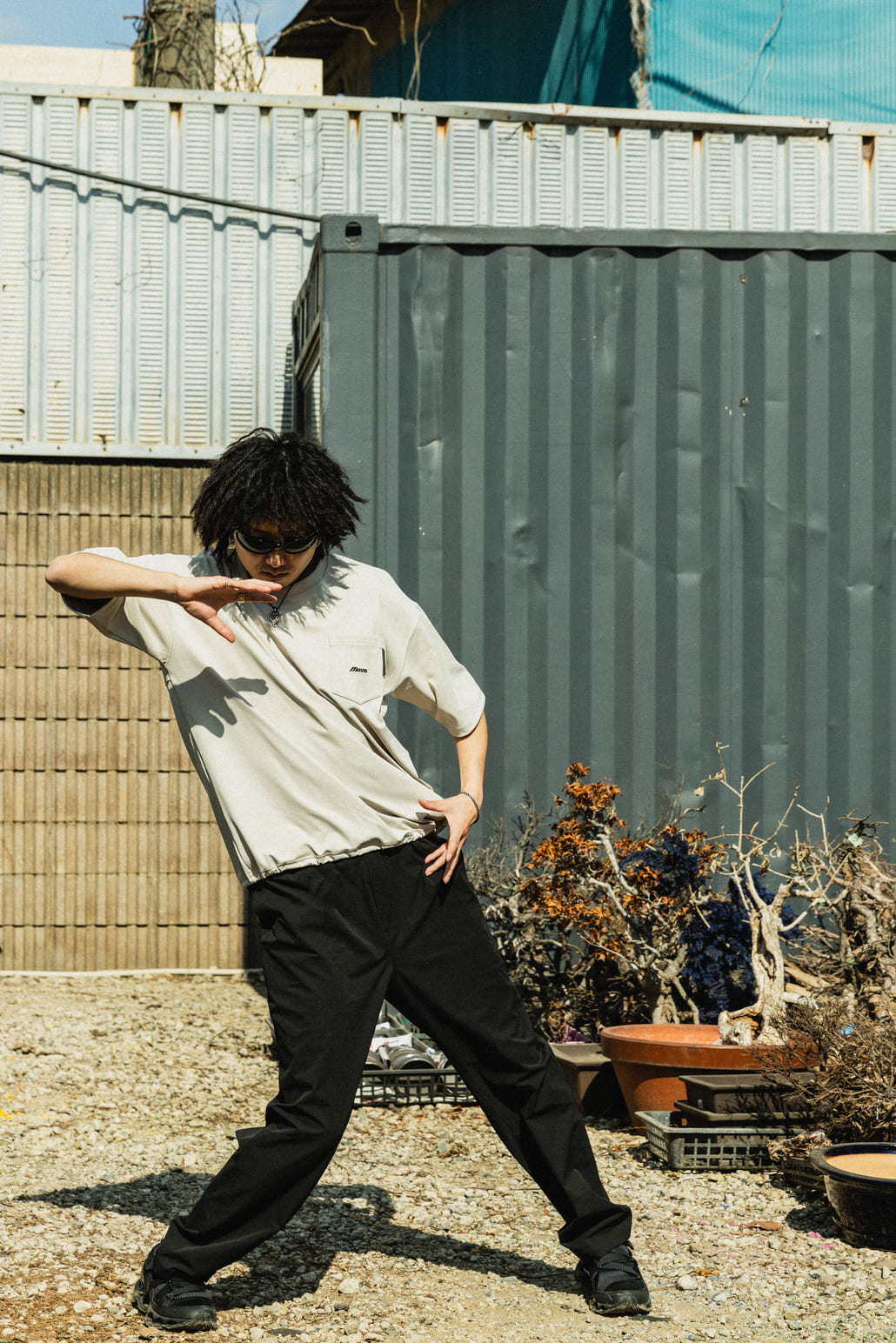 MIZUNO [ミズノ] 別注 ポケット付き ワンポイントロゴ刺繍Tシャツ [D2JADW03-JF]と別注 4WAYストレッチ イージーパンツ [D2JFDW01-JF]のスタイリングです。