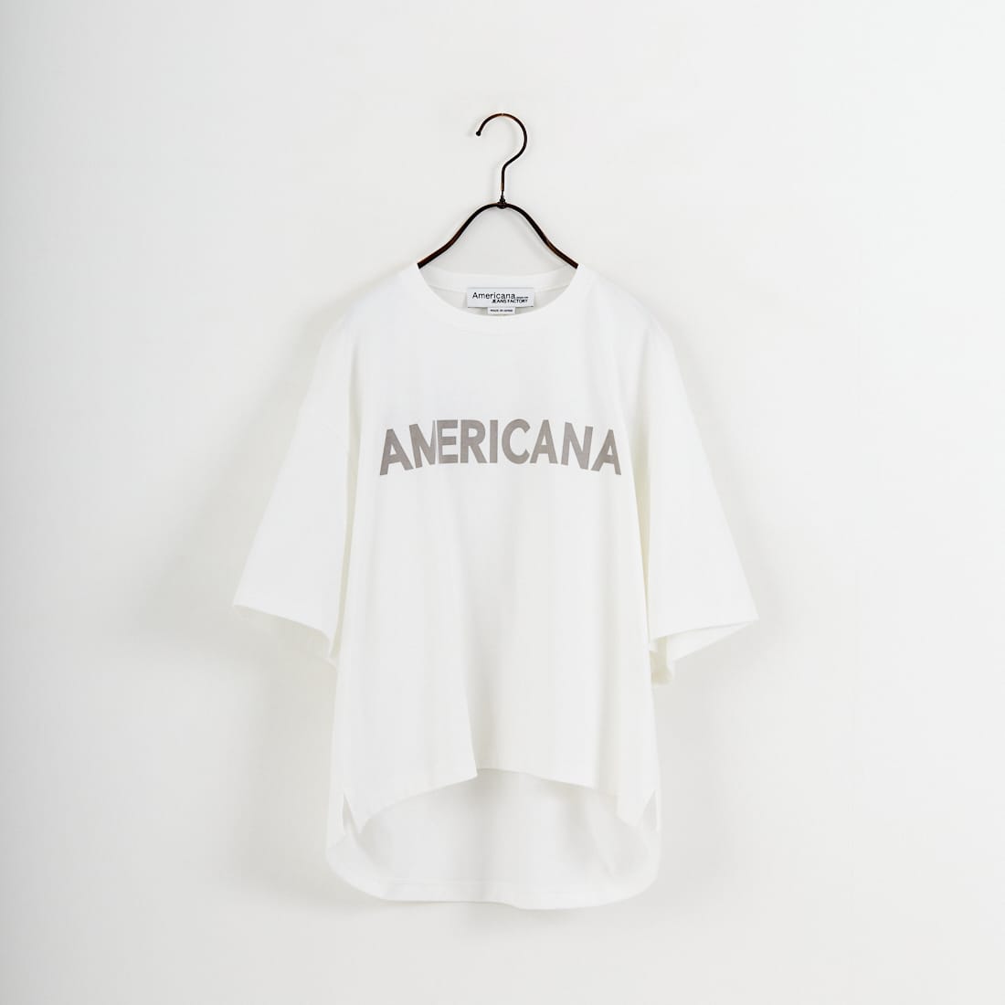 Americana × JEANS FACTORY [アメリカーナ × ジーンズファクトリー] 別注 AMERICANA ショート丈プリントTシャツ [ASO-M-851-2-JF]