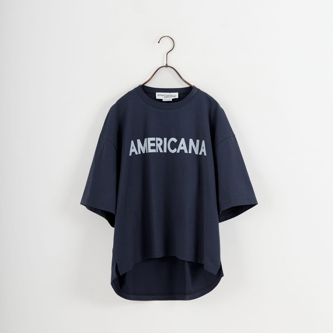 Americana × JEANS FACTORY [アメリカーナ × ジーンズファクトリー] 別注 AMERICANA ショート丈プリントTシャツ [ASO-M-851-2-JF]