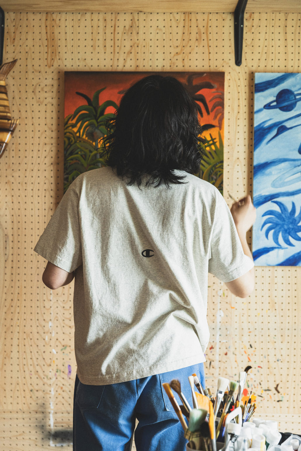 Champion [チャンピオン] 別注 スリーアイコン ロゴ刺繍ポケットTシャツ [C8-D334-JF]の着用画像です。