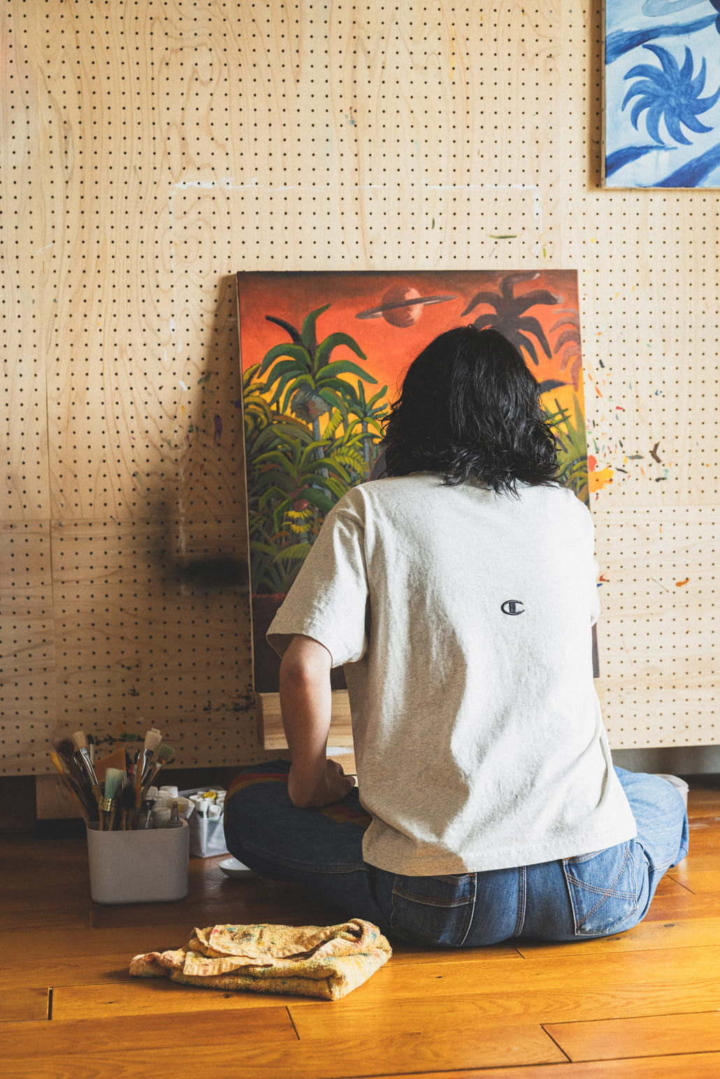 Champion [チャンピオン] 別注 スリーアイコン ロゴ刺繍ポケットTシャツ [C8-D334-JF]の着用画像です。