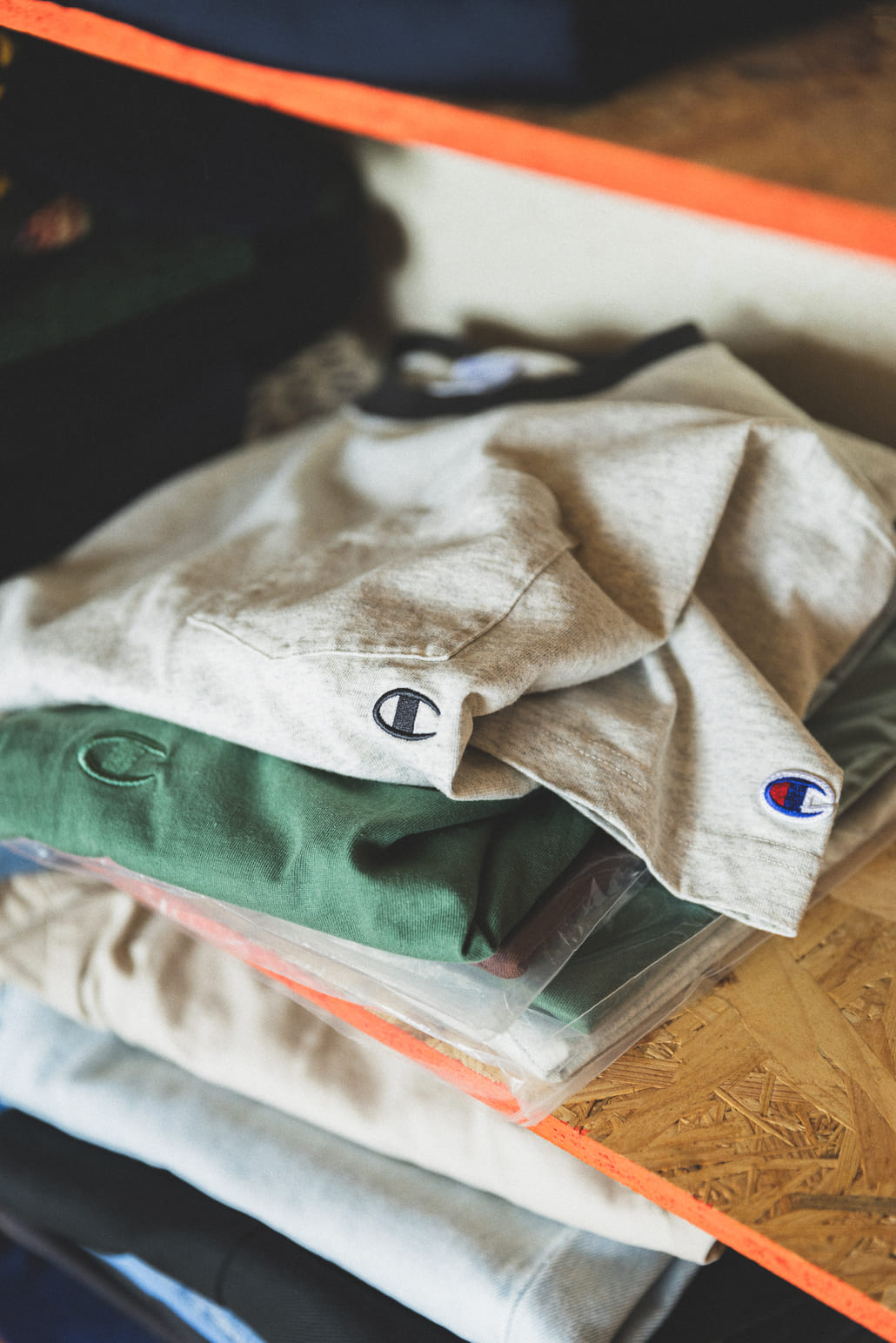 Champion [チャンピオン] 別注 スリーアイコン ロゴ刺繍ポケットTシャツ [C8-D334-JF]の着用画像です。