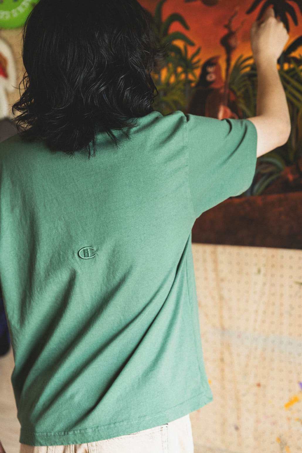 Champion [チャンピオン] 別注 スリーアイコン ロゴ刺繍ポケットTシャツ [C8-D334-JF]の着用画像です。