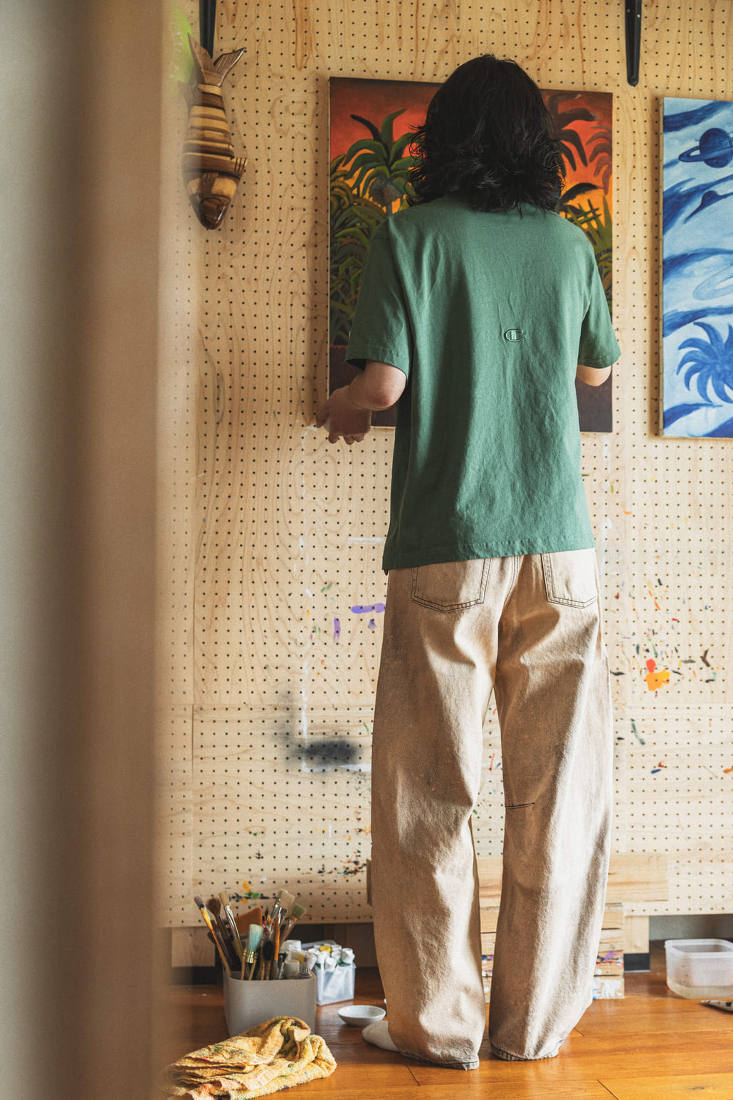 Champion [チャンピオン] 別注 スリーアイコン ロゴ刺繍ポケットTシャツ [C8-D334-JF]の着用画像です。