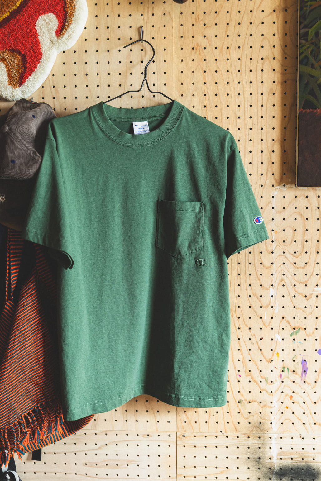 Champion [チャンピオン] 別注 スリーアイコン ロゴ刺繍ポケットTシャツ [C8-D334-JF]の着用画像です。