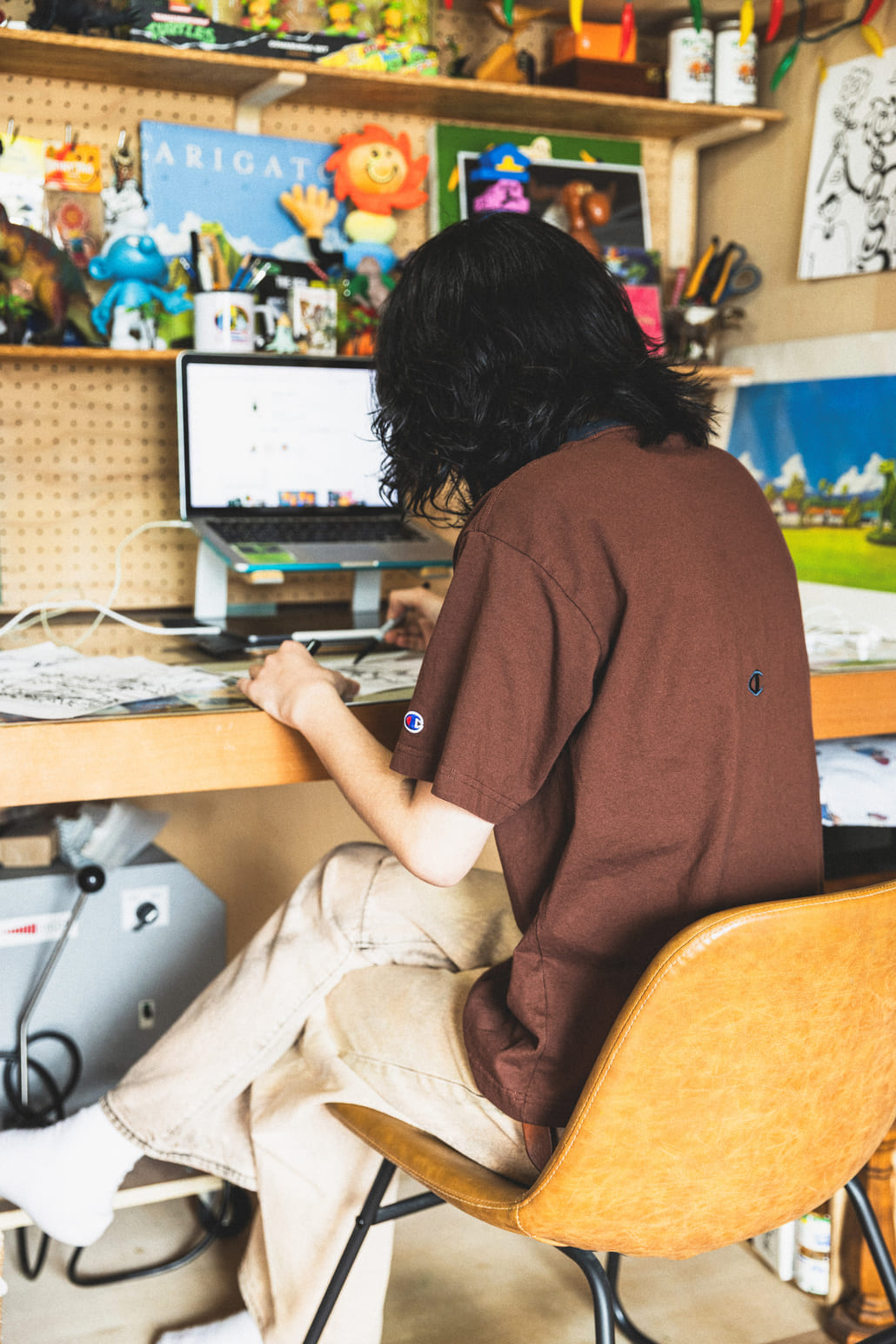 Champion [チャンピオン] 別注 スリーアイコン ロゴ刺繍ポケットTシャツ [C8-D334-JF]の着用画像です。