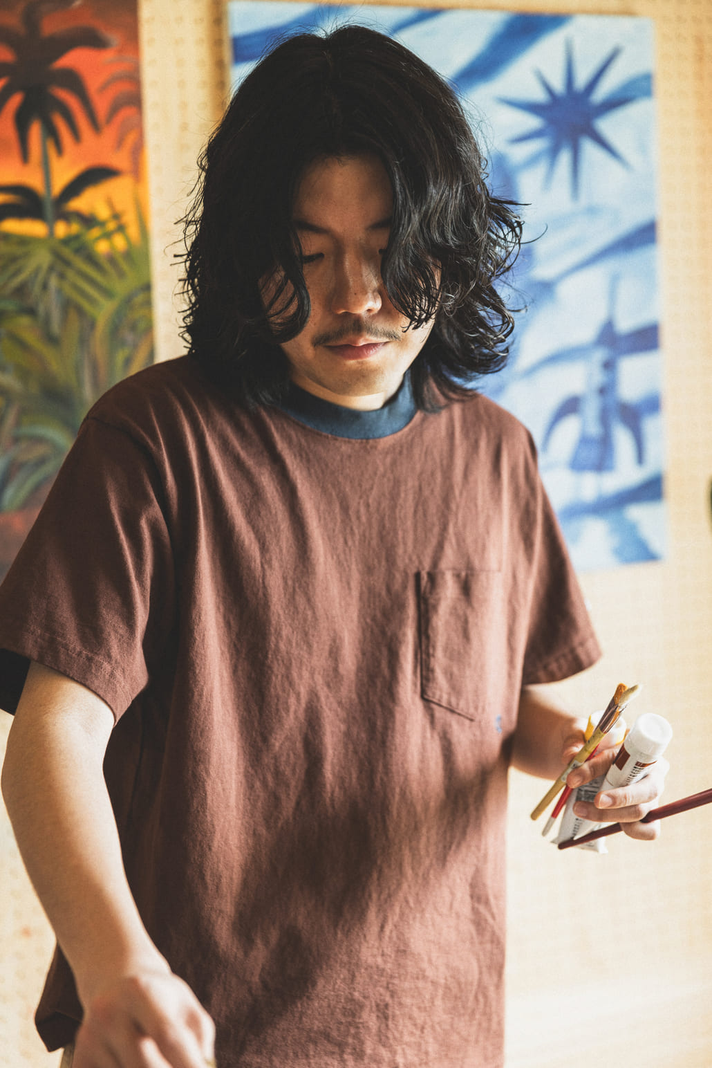 Champion [チャンピオン] 別注 スリーアイコン ロゴ刺繍ポケットTシャツ [C8-D334-JF]の着用画像です。