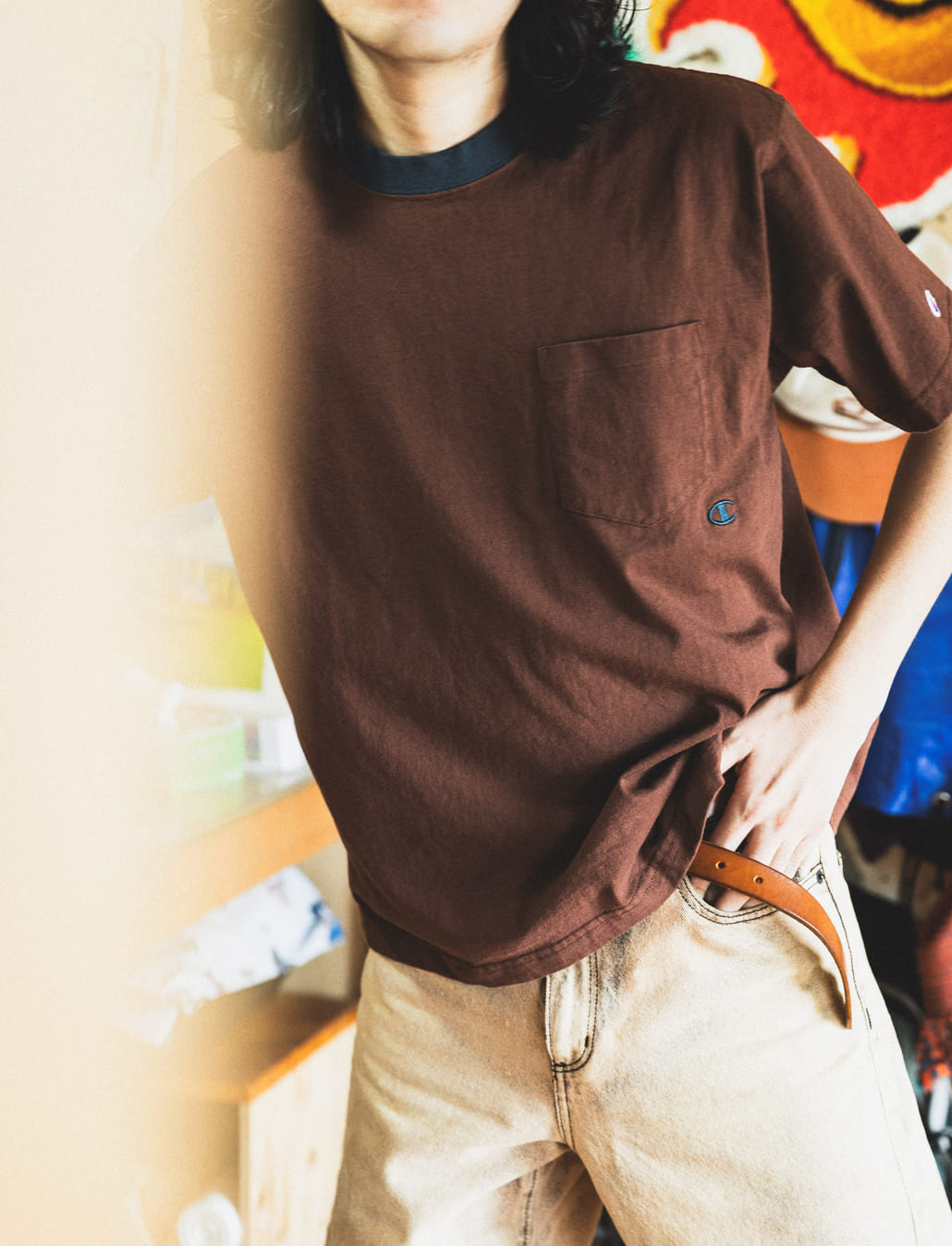 Champion [チャンピオン] 別注 スリーアイコン ロゴ刺繍ポケットTシャツ [C8-D334-JF]の着用画像です。