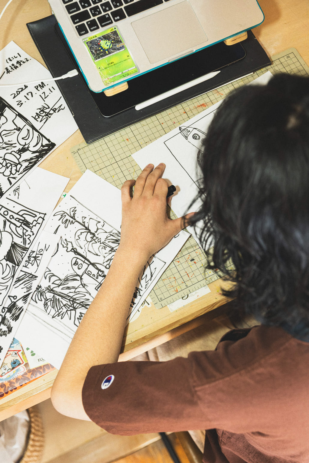 Champion [チャンピオン] 別注 スリーアイコン ロゴ刺繍ポケットTシャツ [C8-D334-JF]の着用画像です。