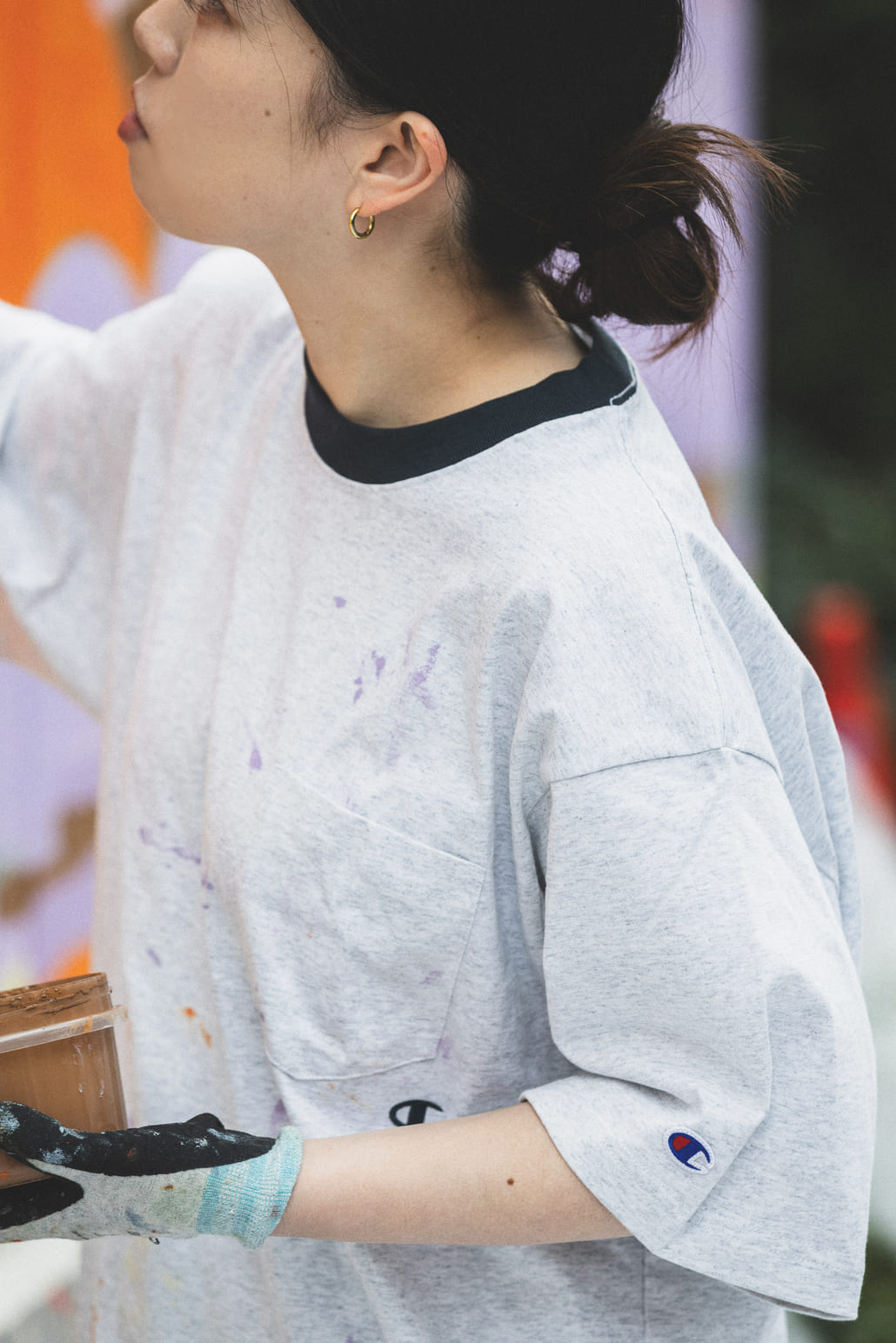 Champion [チャンピオン] 別注 スリーアイコン ロゴ刺繍ポケットTシャツ [C8-D334-JF]の着用画像です。