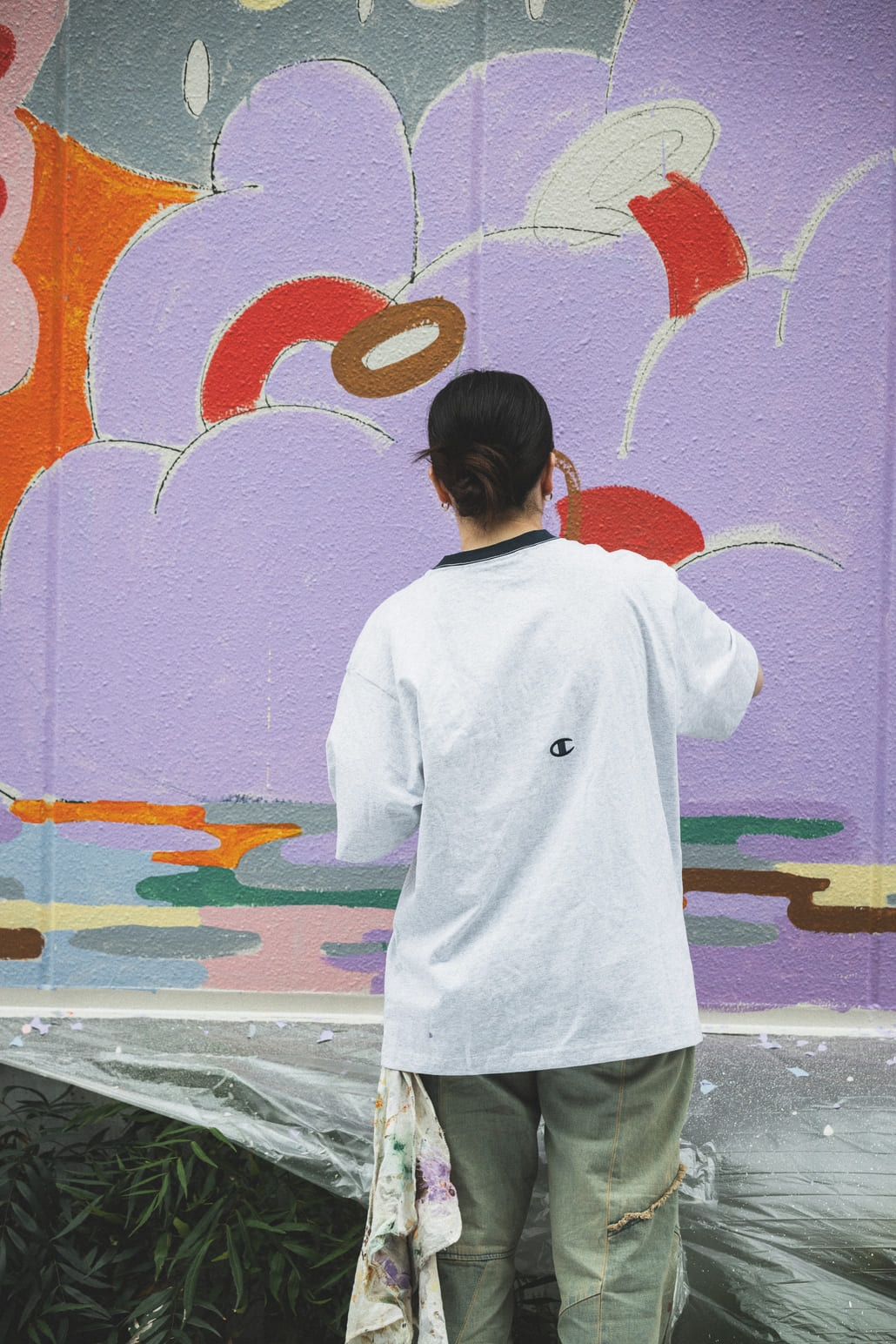 Champion [チャンピオン] 別注 スリーアイコン ロゴ刺繍ポケットTシャツ [C8-D334-JF]の着用画像です。