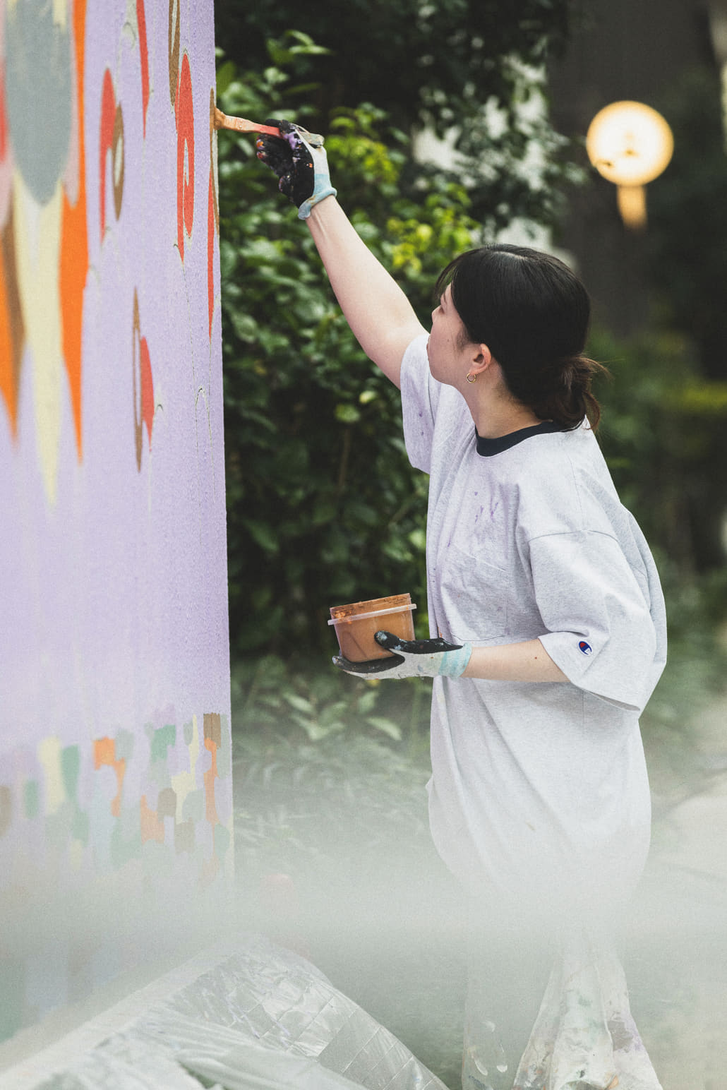 Champion [チャンピオン] 別注 スリーアイコン ロゴ刺繍ポケットTシャツ [C8-D334-JF]の着用画像です。