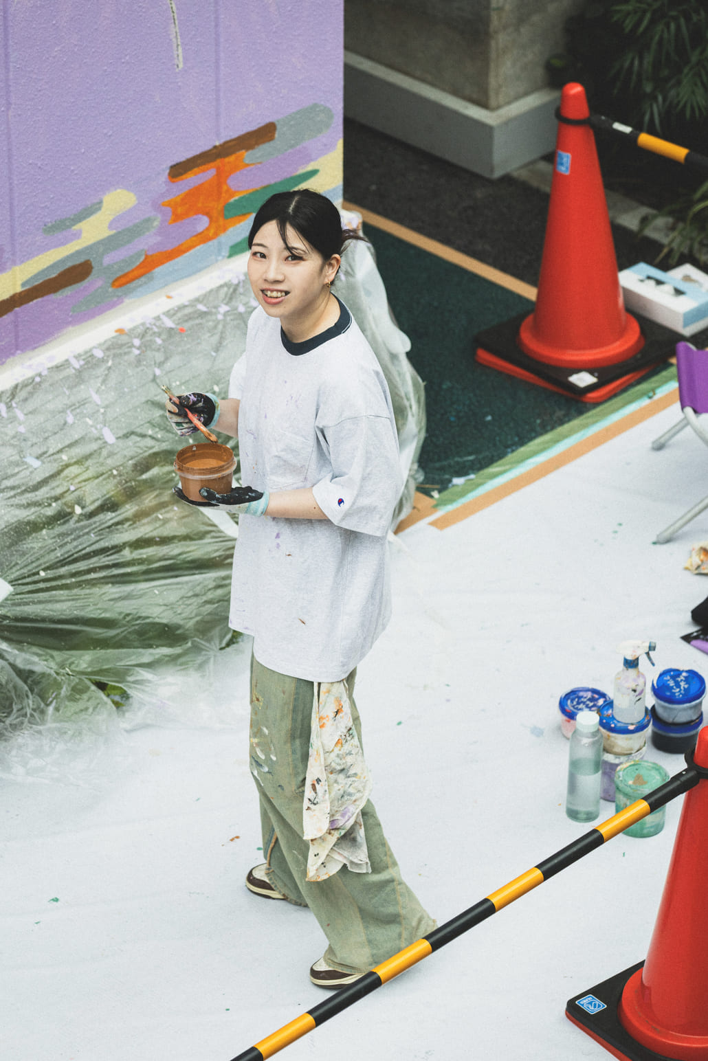 Champion [チャンピオン] 別注 スリーアイコン ロゴ刺繍ポケットTシャツ [C8-D334-JF]の着用画像です。