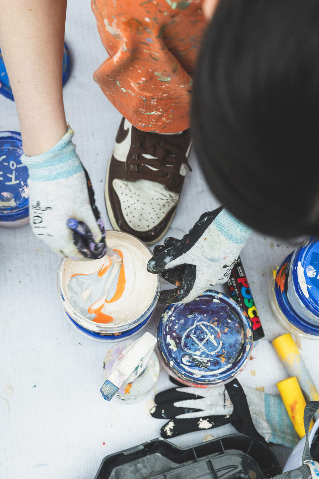 Champion [チャンピオン] 別注 スリーアイコン ロゴ刺繍ポケットTシャツ [C8-D334-JF]の着用画像です。