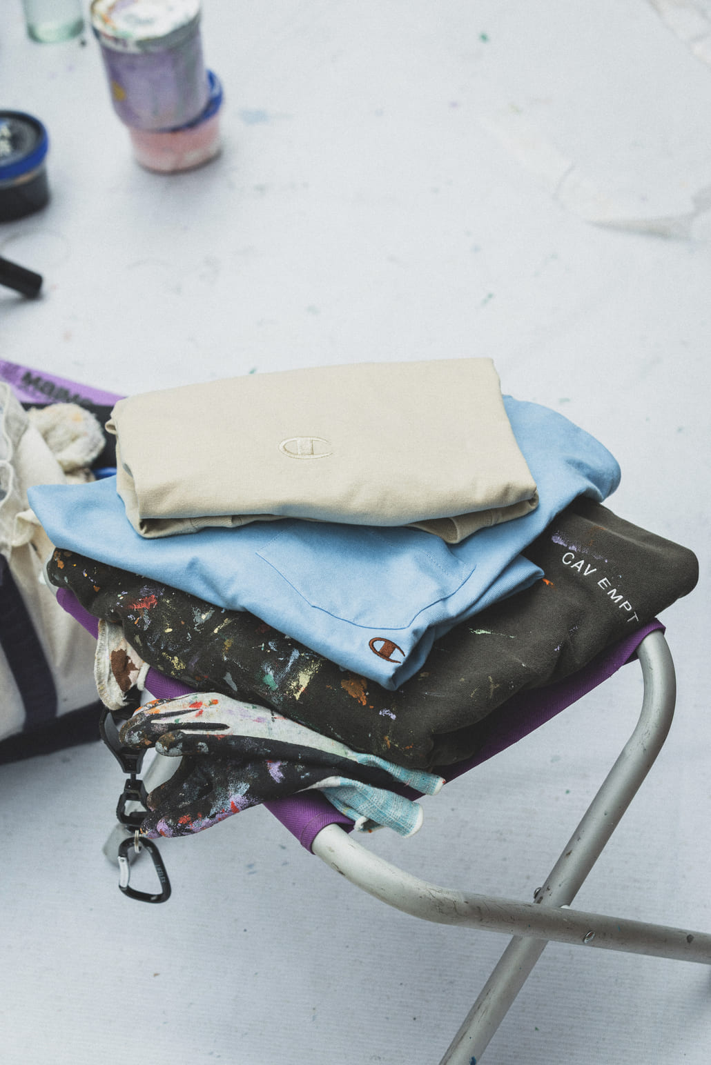 Champion [チャンピオン] 別注 スリーアイコン ロゴ刺繍ポケットTシャツ [C8-D334-JF]の着用画像です。