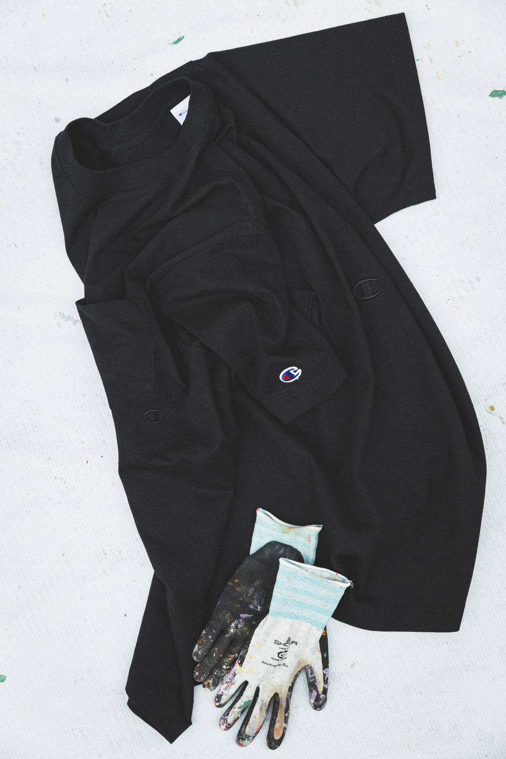 Champion [チャンピオン] 別注 スリーアイコン ロゴ刺繍ポケットTシャツ [C8-D334-JF]の着用画像です。